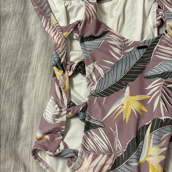 Volcom one piece size small - Picture 3 of 4